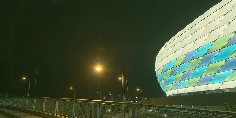 训练场上教练用锥标标出边路走廊的场景(技术内容的变化)